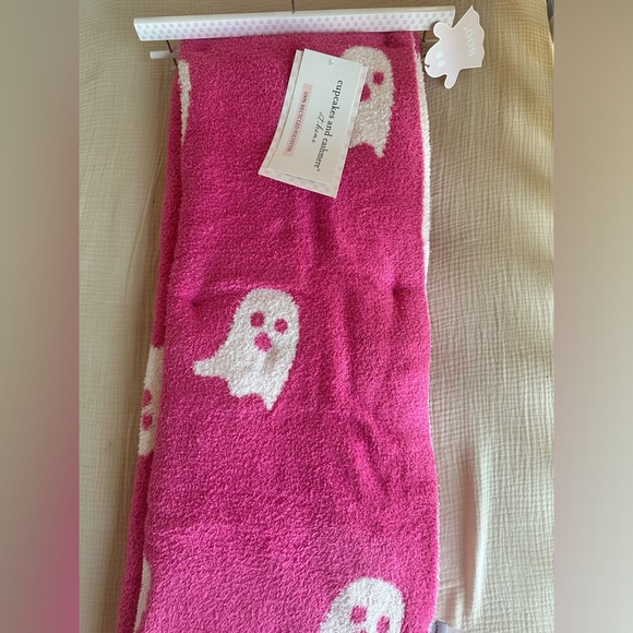 Viral pink/white ghost blanket